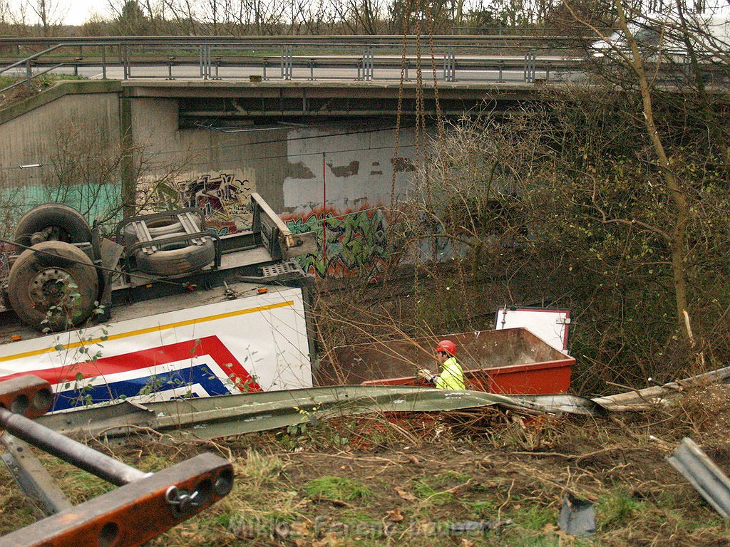 LKW stuerzt um A 3 Rich Frankfurt AK Heumar P0407.JPG